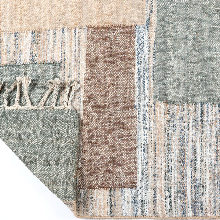 Inhouse Kudo teppe, flatvevd kelim i patchwork med salviegrønt, brunt og beige, med frynser