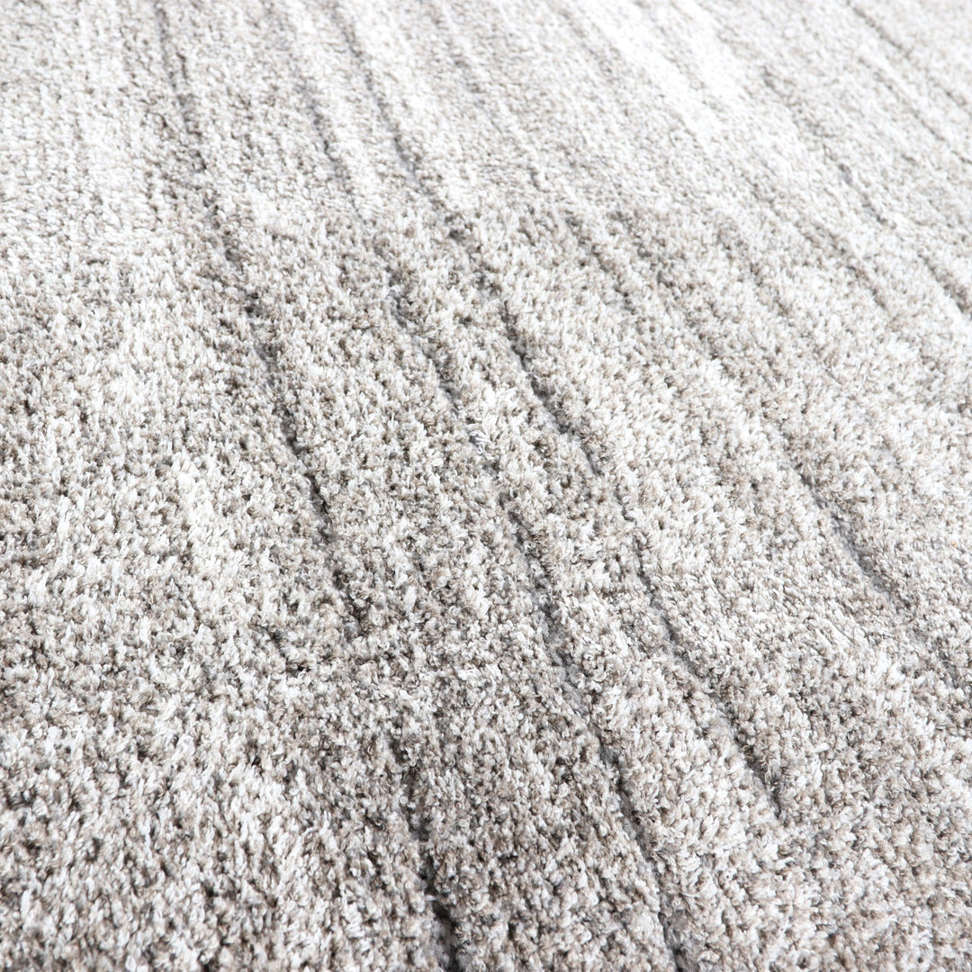 Inhouse Jane teppe i grå, nærbilde av myk, tett luv i melert grått