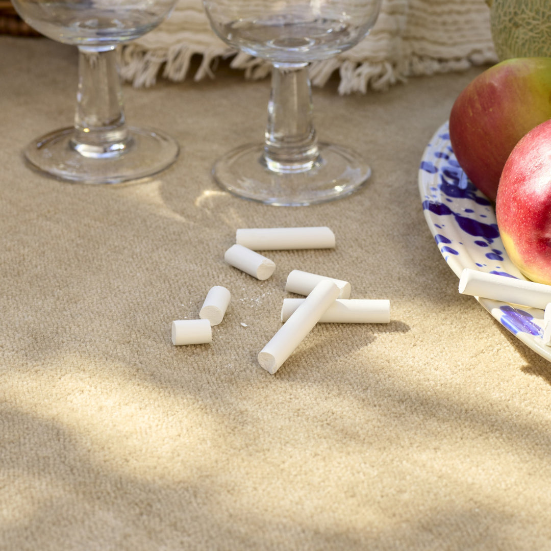 Inhouse Savoy teppe i lys beige, flatvevd ullteppe dekket til piknik med vinglass og epler