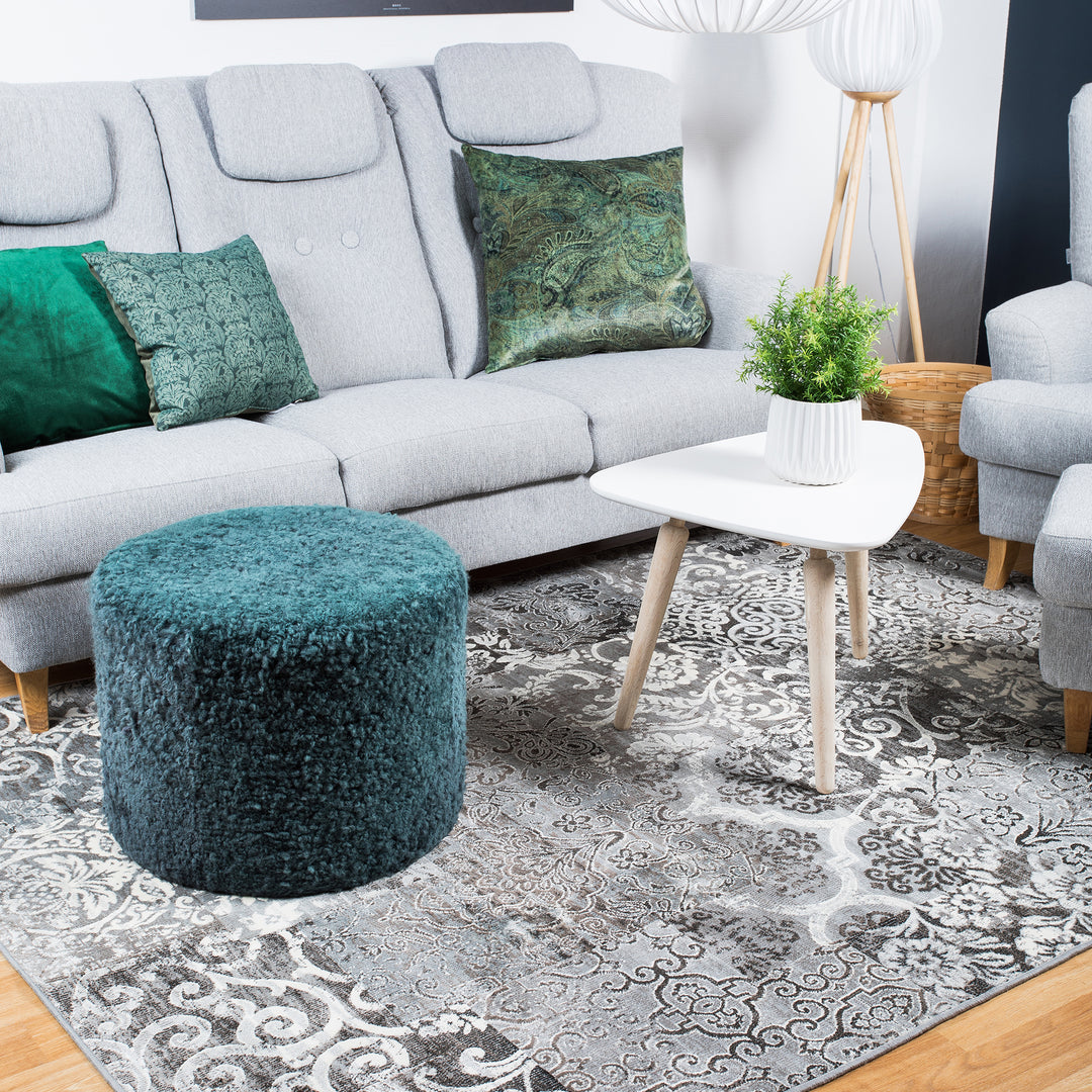 InHouse Granada teppe i grått i stue med lys sofa, grønne puter og puff