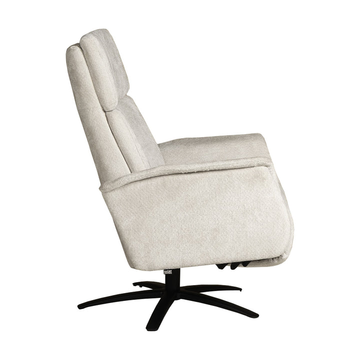 Hjort Knudsen Vile reclinerstol i kremhvit chenille, sett fra siden med nakkestøtte og sort kryssfot