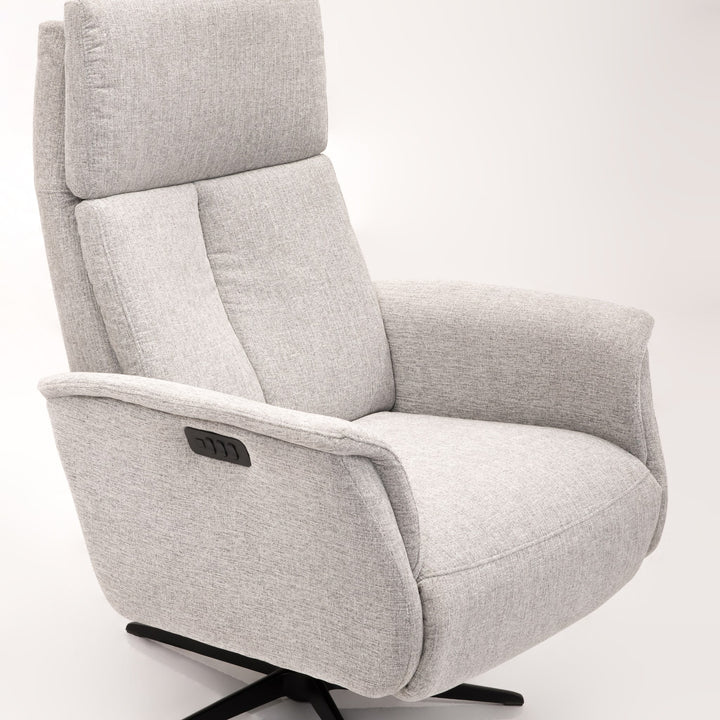 Hjort Knudsen Vile reclinerstol i lys grå tekstil, sett skrått forfra, med svart stjernefot