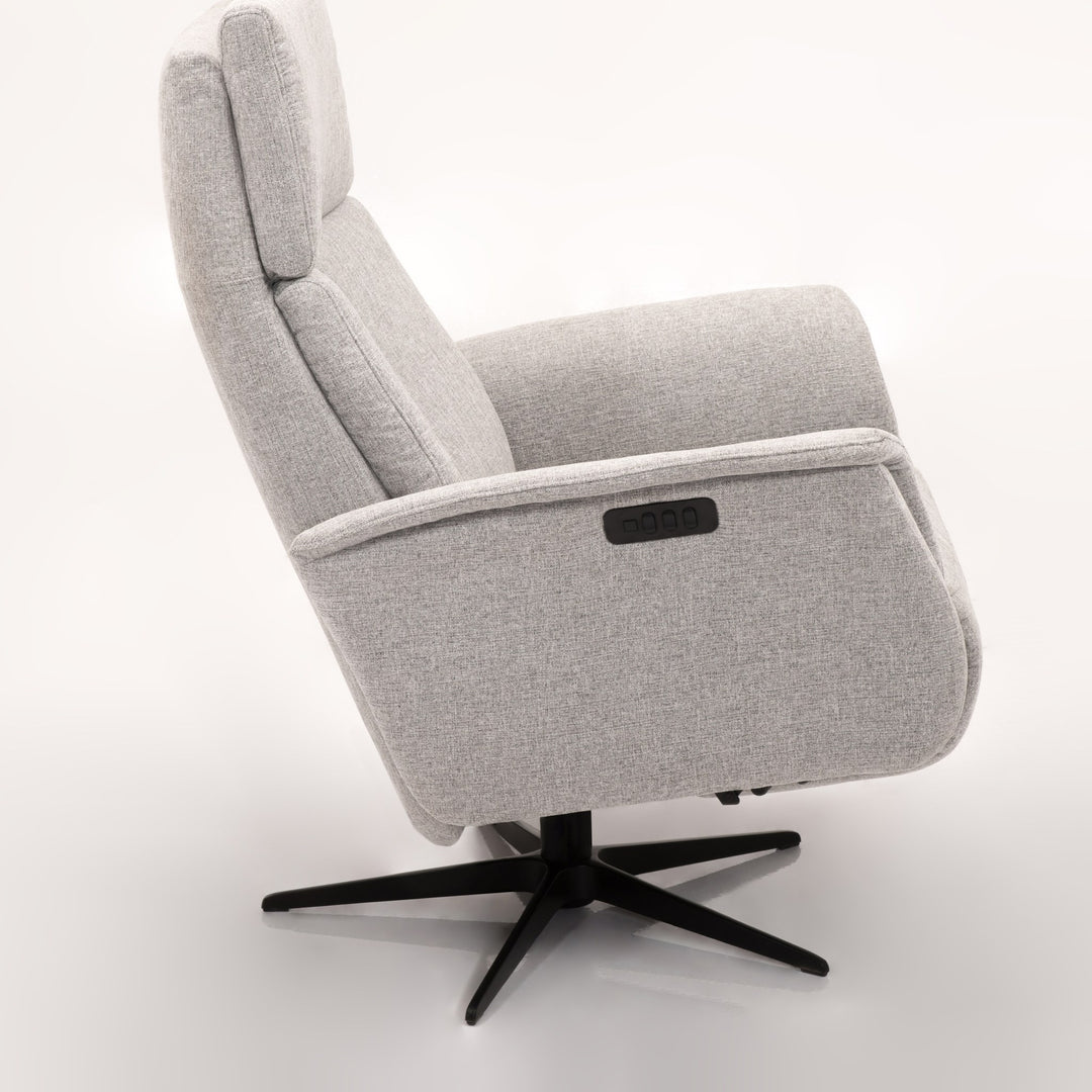 Hjort Knudsen Vile reclinerstol i lys grå tekstil, sett fra siden, med svart stjernefot