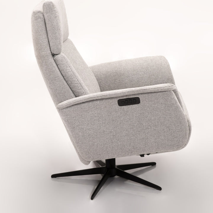 Hjort Knudsen Vile reclinerstol i lys grå tekstil, sett fra siden, med svart stjernefot
