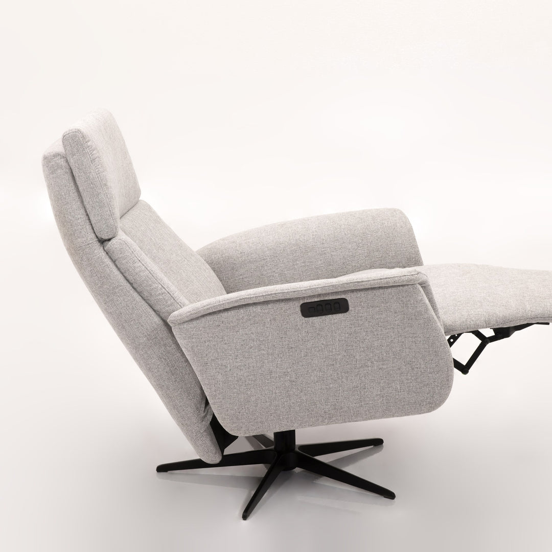 Hjort Knudsen Vile reclinerstol i lys grå tekstil, lent bakover med fotstøtte ute, svart stjernefot