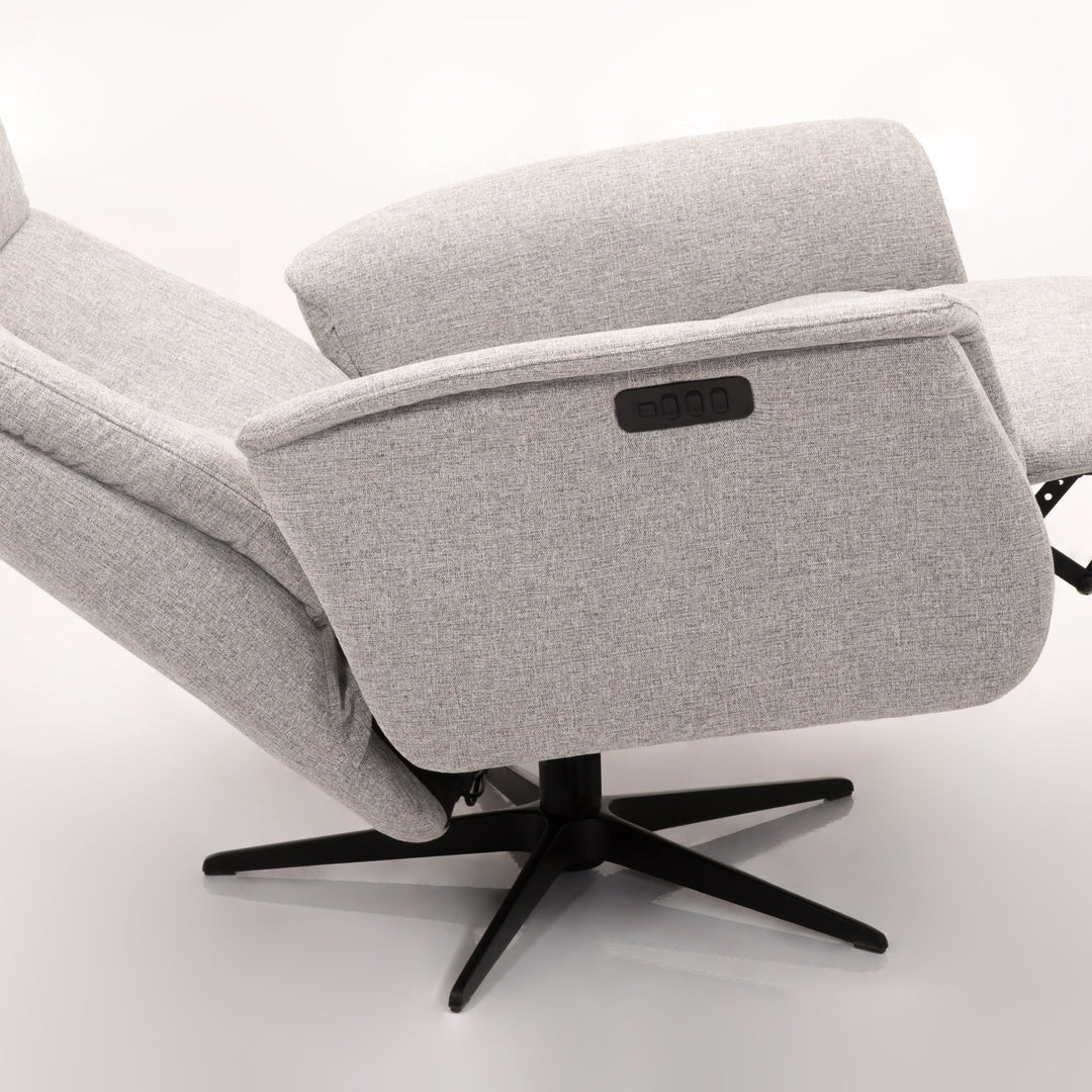 Hjort Knudsen Vile reclinerstol i lys grå tekstil, fullt tilbakelent med fotstøtte ute, svart stjernefot