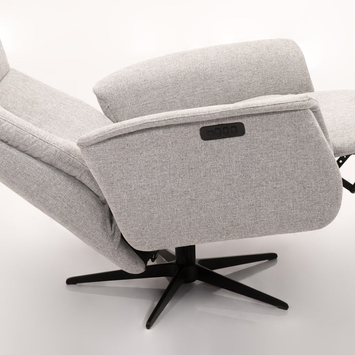 Hjort Knudsen Vile reclinerstol i lys grå tekstil, fullt tilbakelent med fotstøtte ute, svart stjernefot