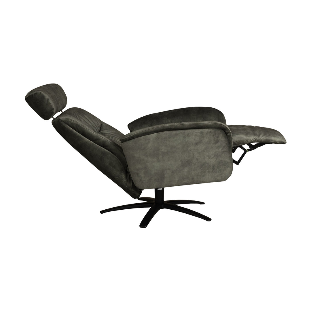 Hjort Knudsen Cool reclinerstol i mørk grønn velur, helt tilbakelent med utfelt fotstøtte og kryssfot