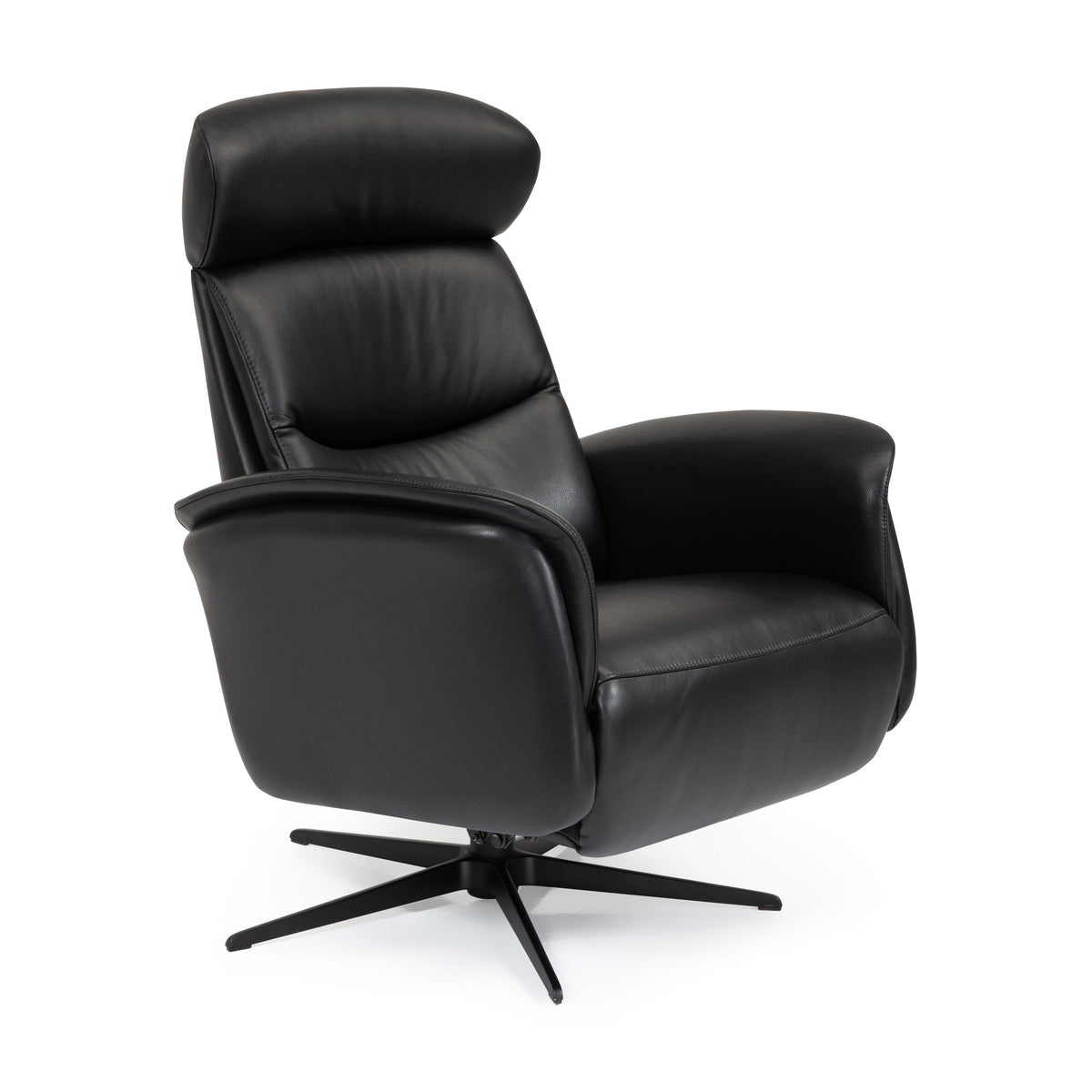 Hjort Knudsen Cool reclinerstol i sort skinn, skråvisning forfra med nakkestøtte og sort kryssfot