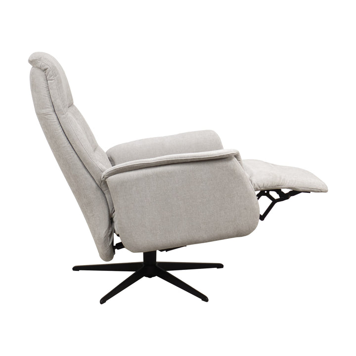 Hjort Knudsen Slimline reclinerstol i lys grå stoff, tilbakelent fra siden med utfelt fotstøtte og kryssfot