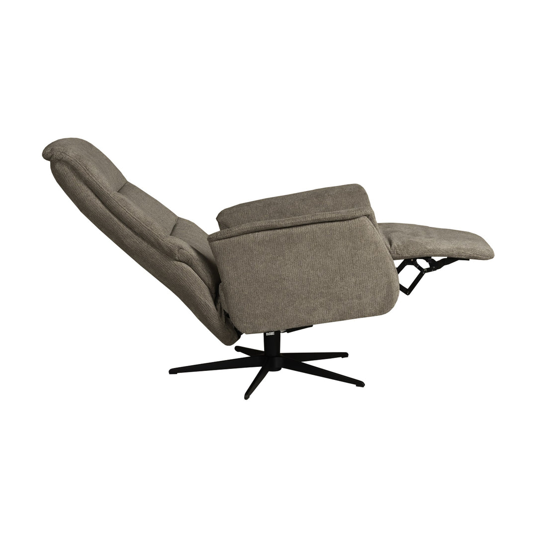 Hjort Knudsen Slimline reclinerstol i gråbrunt stoff, i full hvileposisjon med utfelt fotstøtte