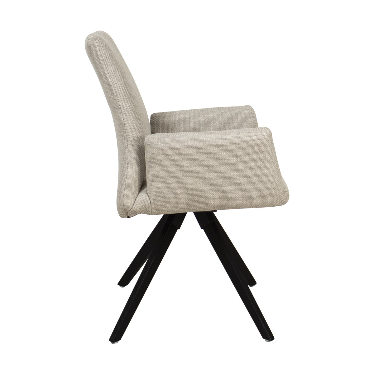 Hjort Knudsen 9063 spisestol i beige stoff med armlener og svarte treben, sett fra siden