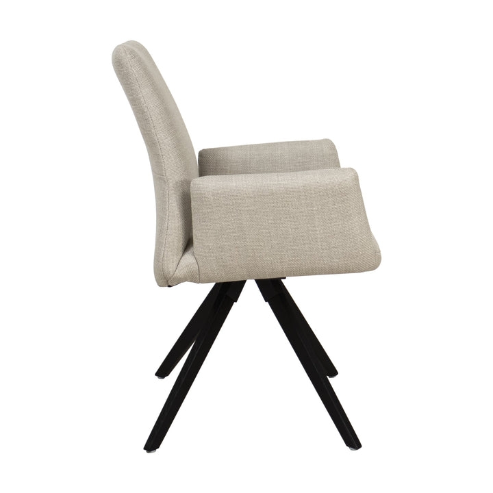 Hjort Knudsen 9063 spisestol i beige stoff med armlener og svarte treben, sett fra siden