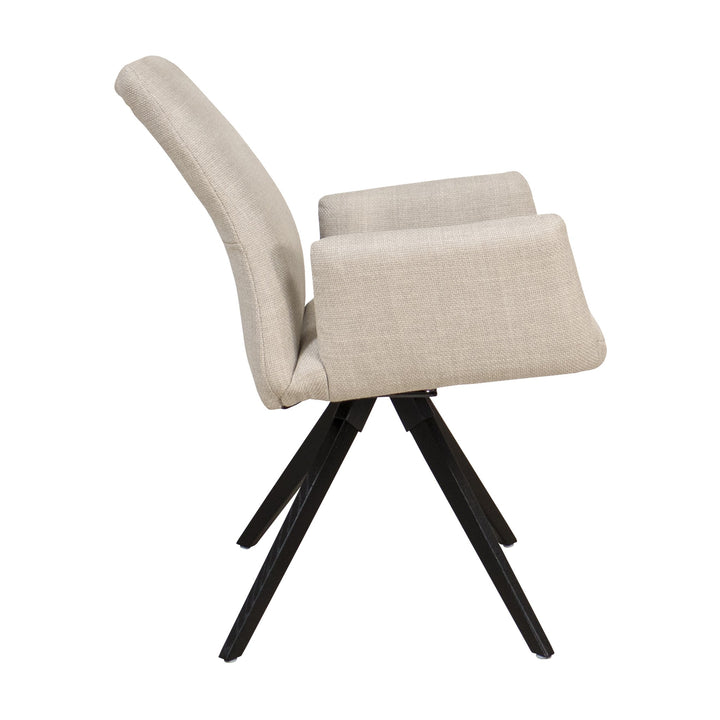 Hjort Knudsen 9063 spisestol i beige stoff med armlener og svarte dreieben, sett fra siden