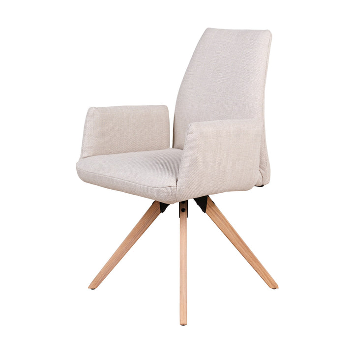 Hjort Knudsen 9063 spisestol i lys beige stoff med armlener og naturfargede eikeben, forfra