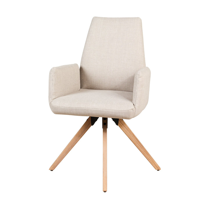 Hjort Knudsen 9063 spisestol i lys beige stoff med armlener og naturfargede eikeben, skråvinkel