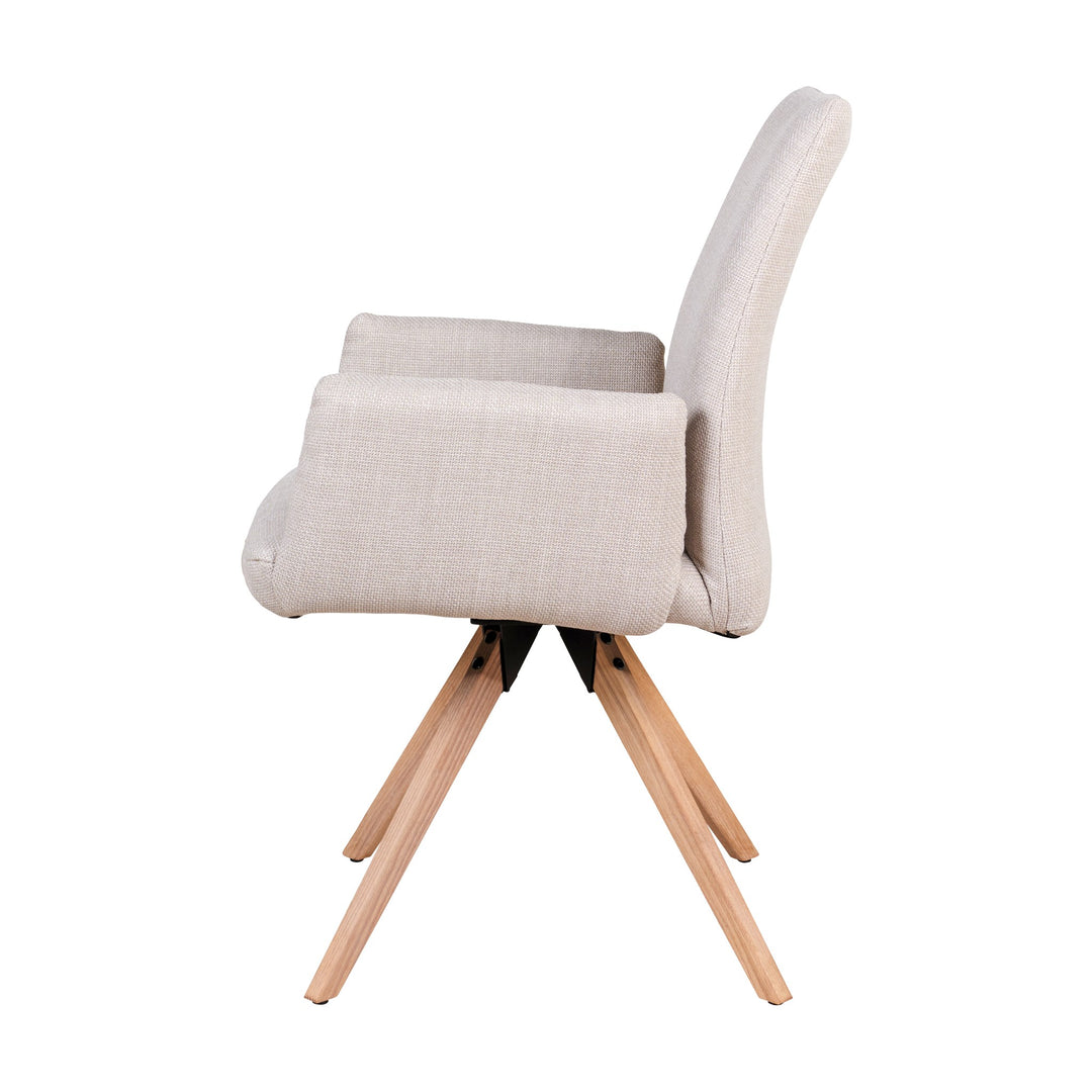 Hjort Knudsen 9063 spisestol i lys beige stoff med armlener og naturfargede eikeben, fra siden