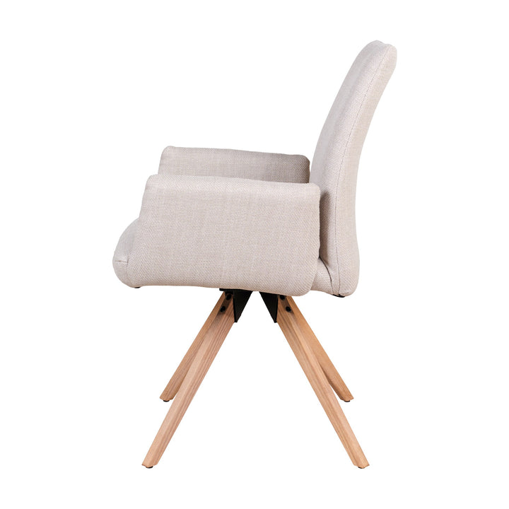 Hjort Knudsen 9063 spisestol i lys beige stoff med armlener og naturfargede eikeben, fra siden
