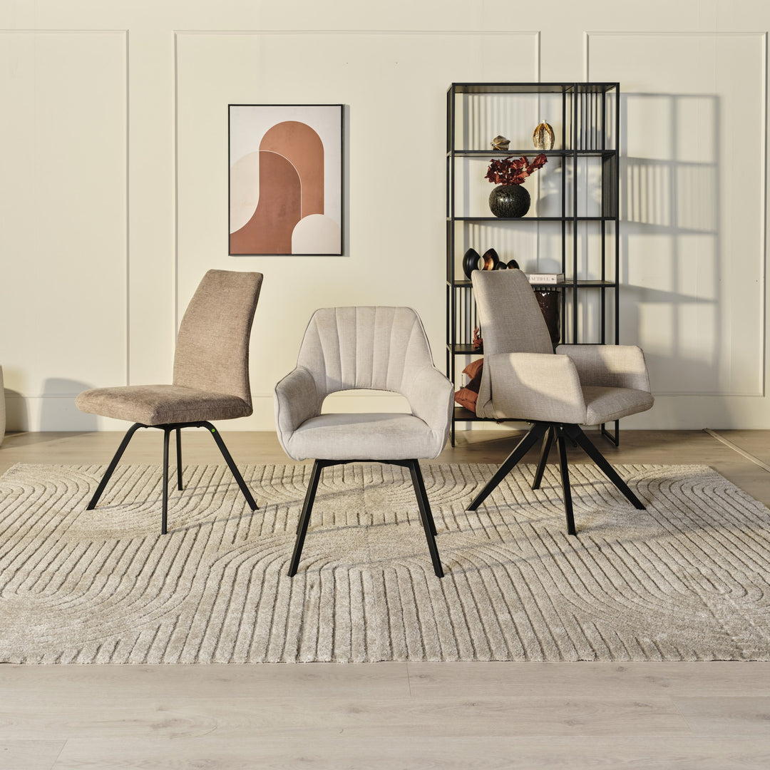 Hjort Knudsen 9055 spisestol i beige stoff, sammen med andre stoler i innredet stue med hylle