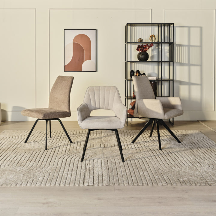 Hjort Knudsen 9055 spisestol i beige stoff, sammen med andre stoler i innredet stue med hylle