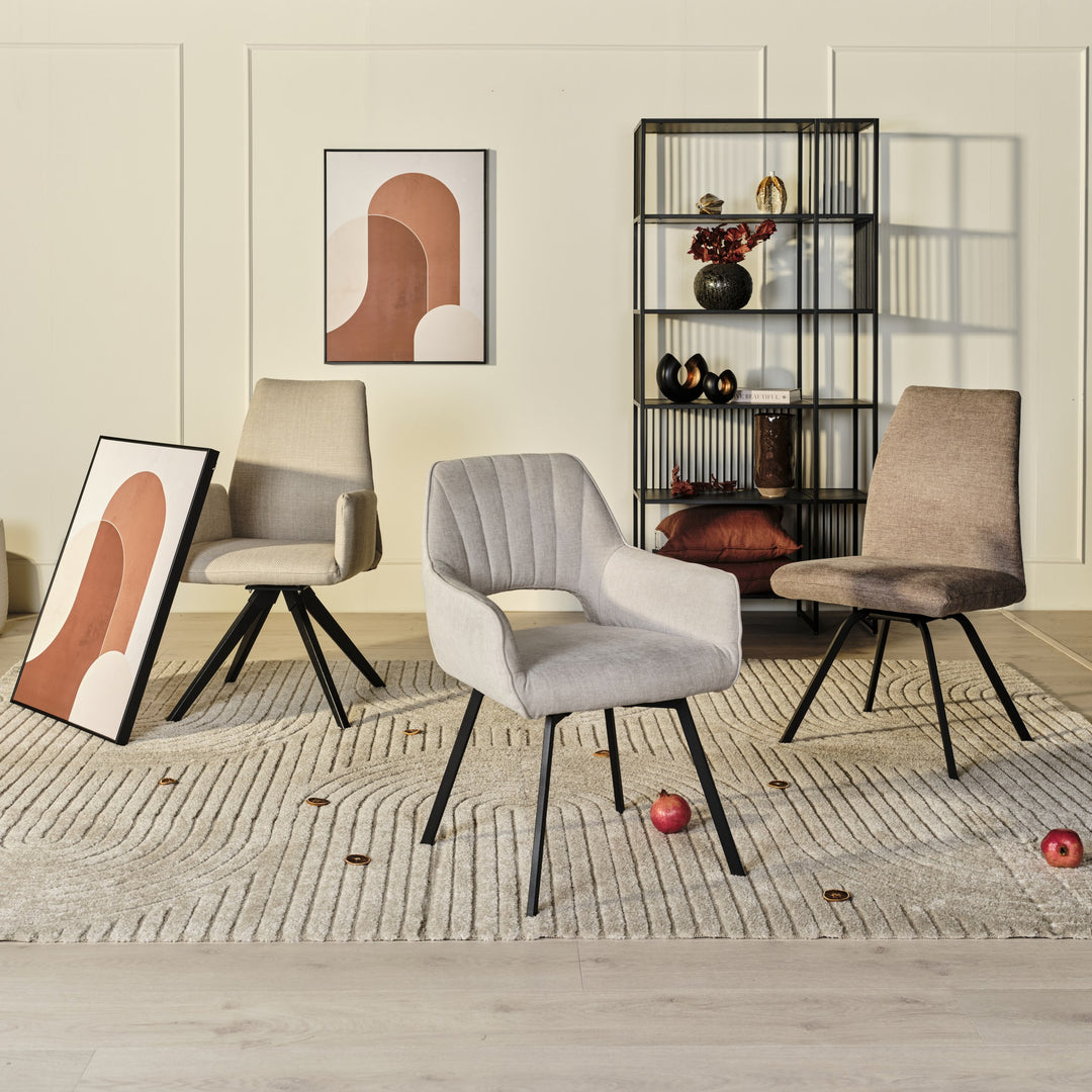 Hjort Knudsen 9055 spisestol i beige stoff, blant spisestoler i lys stue med veggbilder