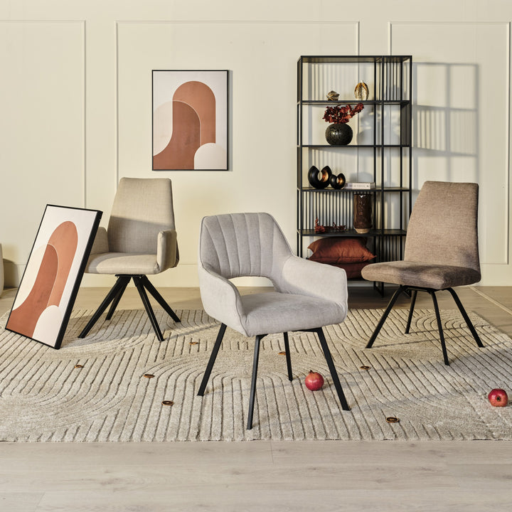 Hjort Knudsen 9055 spisestol i beige stoff, blant spisestoler i lys stue med veggbilder