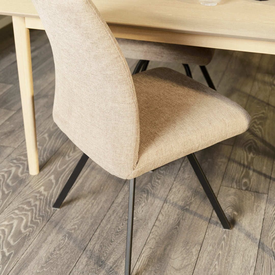 Hjort Knudsen 9055 spisestol i beige stoff med mørke ben, inntil lyst spisebord på tregulv