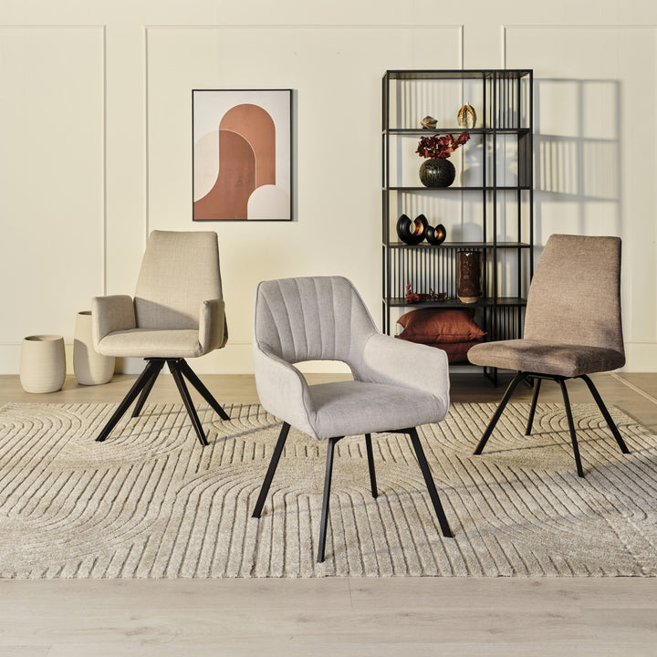 Hjort Knudsen 9055 spisestol i beige stoff, stylet stue med teppe, reol og veggbilde