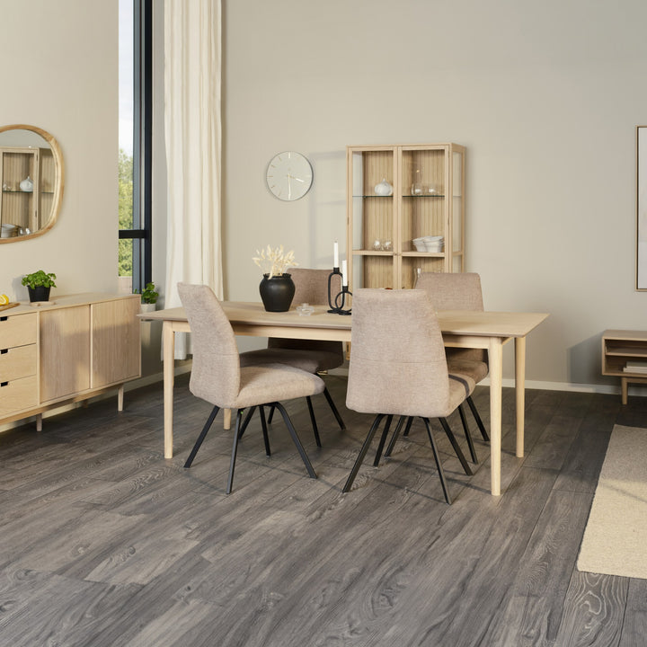 Hjort Knudsen 9055 spisestol i beige stoff ved spisebord i lyst rom med grått gulv