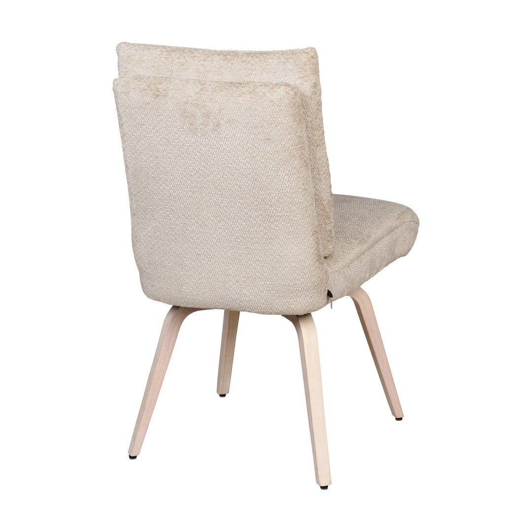 Hjort Knudsen 9267 spisestol i beige chenille, sett fra hjørnet bak med lyse trebein.