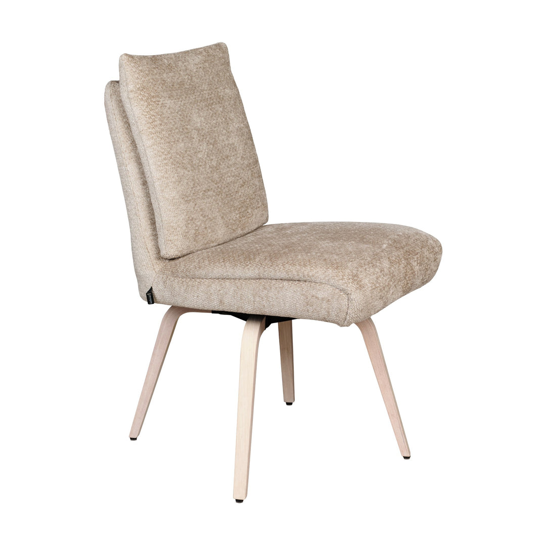 Hjort Knudsen 9267 spisestol i beige chenille med lyse trebein, sett skrått forfra.