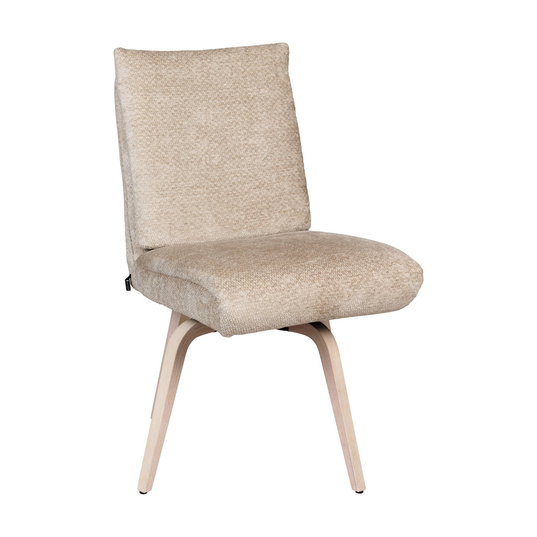 Hjort Knudsen 9267 spisestol i beige chenille og lyse svingbein, sett skrått forfra.
