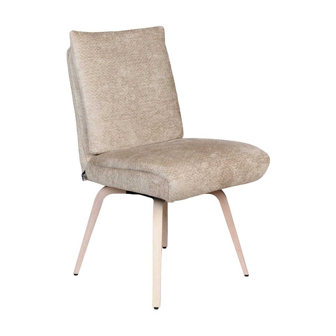Hjort Knudsen 9267 spisestol i beige chenille med høy rygg og lyse trebein, skrå frontvinkel.