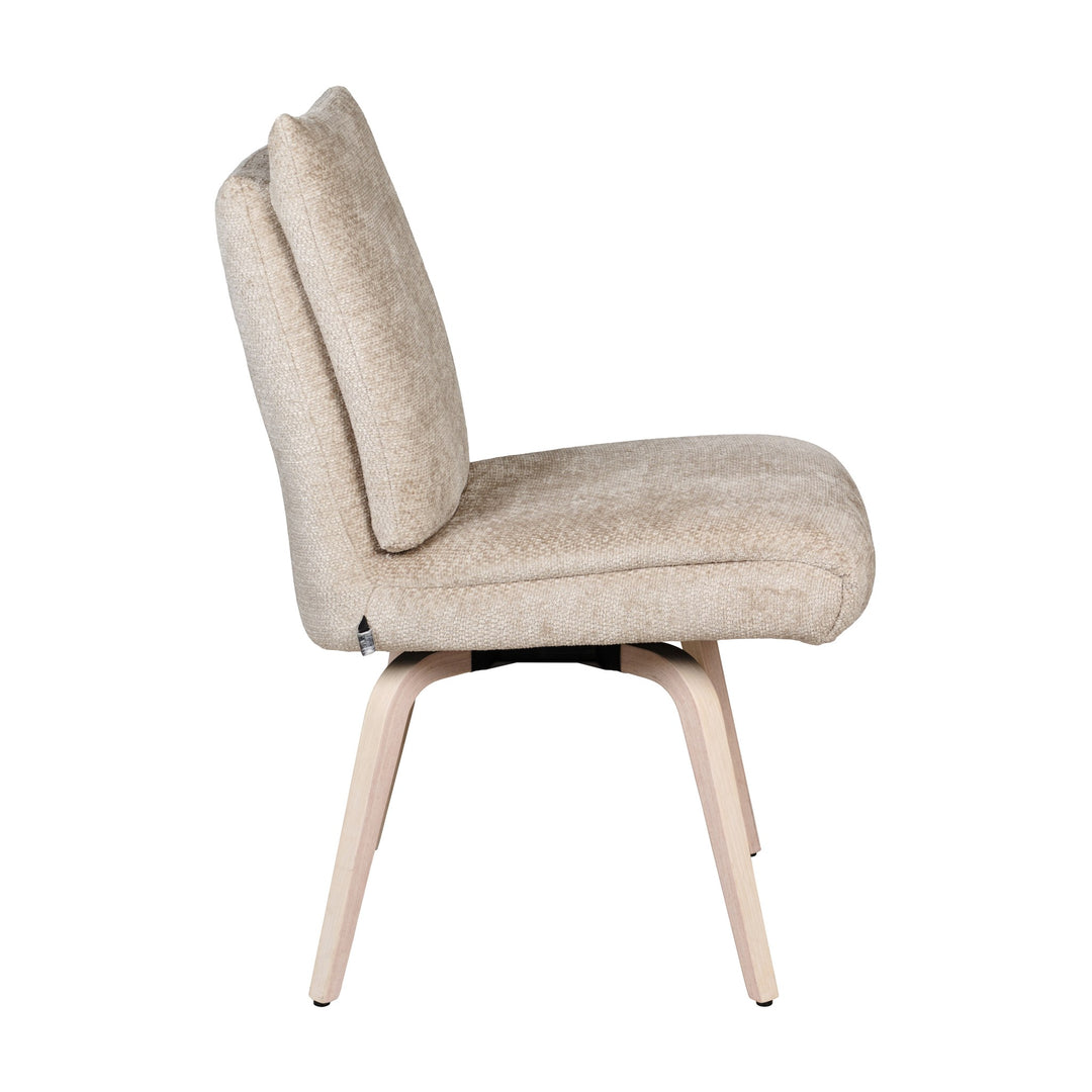 Hjort Knudsen 9267 spisestol i beige chenille, sett skrått fra siden og bak.