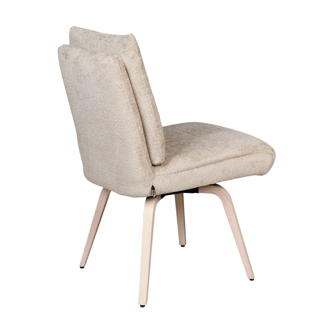 Hjort Knudsen 9267 spisestol i beige chenille med lyse trebein, sett skrått bakfra.