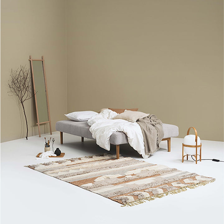 Hovden Sleepy sovesofa i grå, redd opp som seng i beige rom med speil og teppe