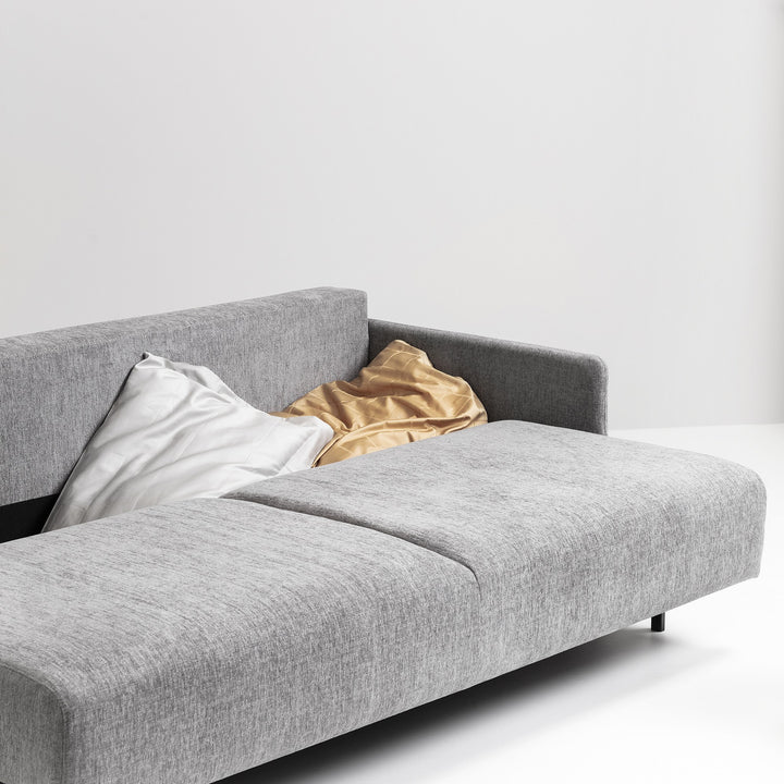 Hovden Flexy sovesofa i grå, nærbilde av sete med pute og svarte ben