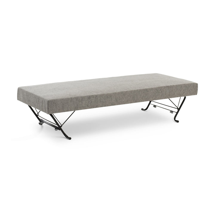 Hovden Olympia sovesofa i lys grå ull, sengen slått ut uten rygg, sett fra siden.