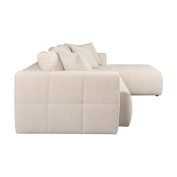 Hovden Fantasy sovesofa i beige bouclé med sjeselong, sett skrått forfra.