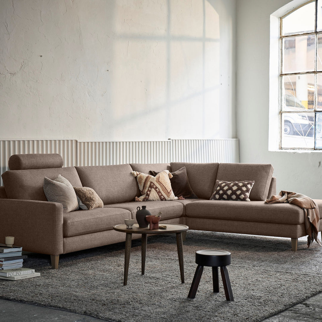 Hovden Scandinavian Touch modulsofa i gråbrun i stor industristue med buevinduer.