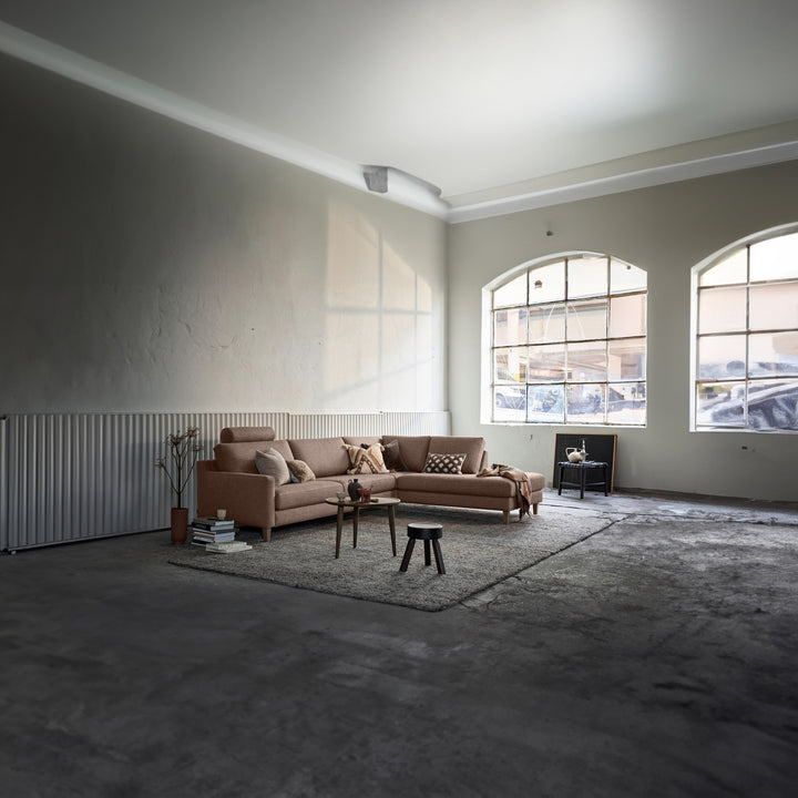 Hovden Scandinavian Touch modulsofa i gråbrun i loftstue med pynteputer og pledd.