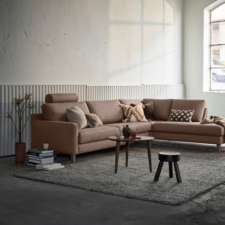 Hovden Scandinavian Touch modulsofa i gråbrun i loftstue med sofabord og grått teppe.