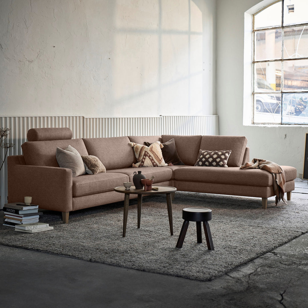 Hovden Scandinavian Touch modulsofa i gråbrun i lys loftstue med store buevinduer.