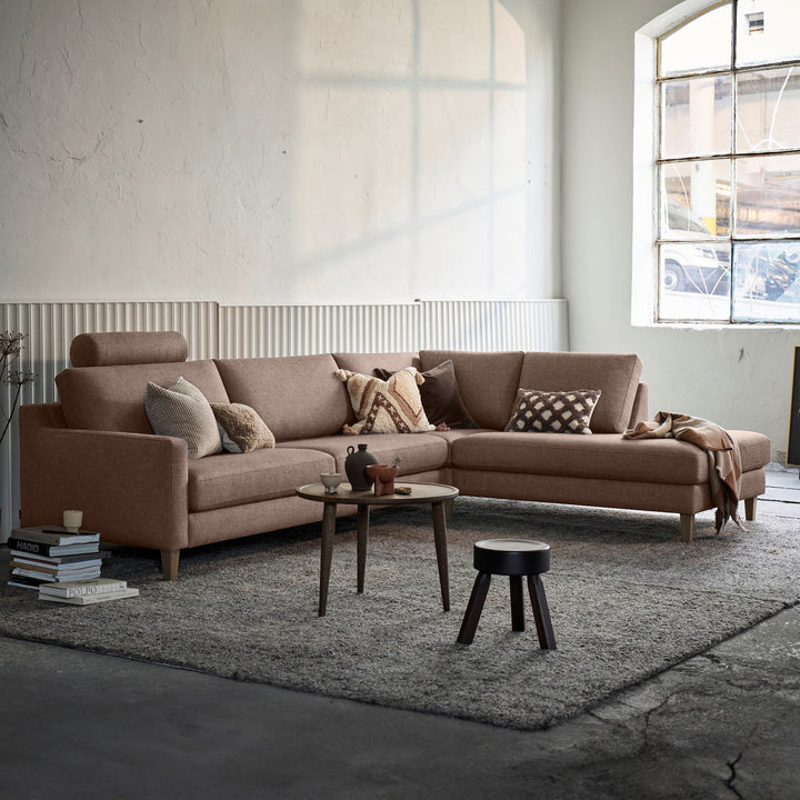 Hovden Scandinavian Touch modulsofa i gråbrun i lys loftstue med store buevinduer.