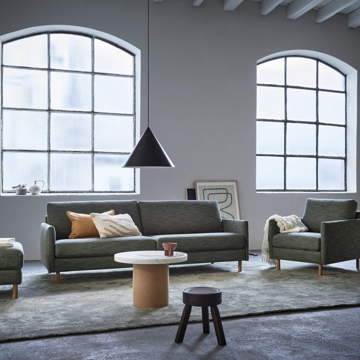 Scandinavian Touch 4-seter sofa i grågrønn chenille i industrirom med buevinduer, marmorbord og svart pendel