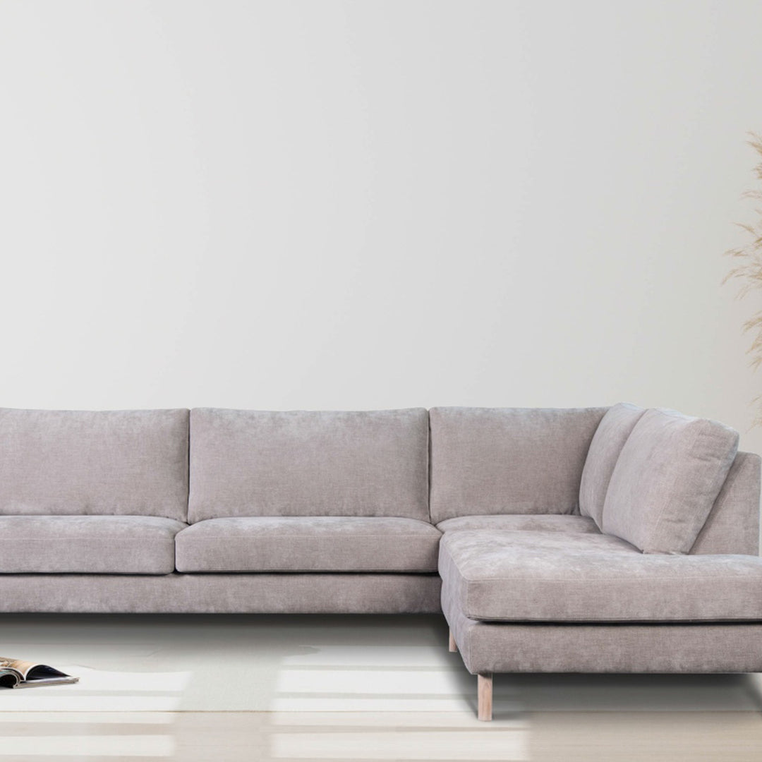 Hovden Bergamo sofa i lys gråbeige, 3-seter med åpen ende, ved hvit vegg med pampasgress