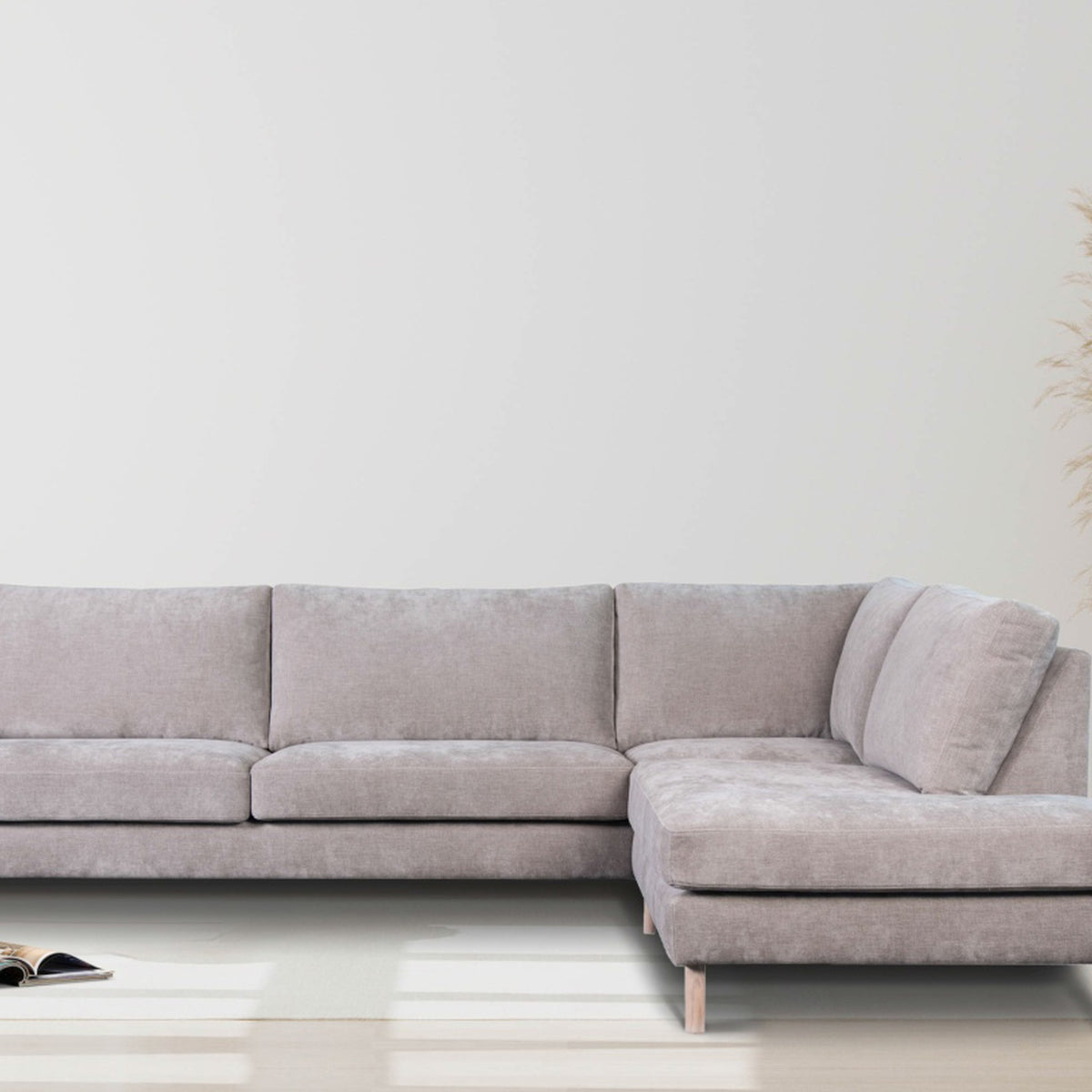 Hovden Bergamo sofa i lys gråbeige, 3-seter med åpen ende, ved hvit vegg med pampasgress