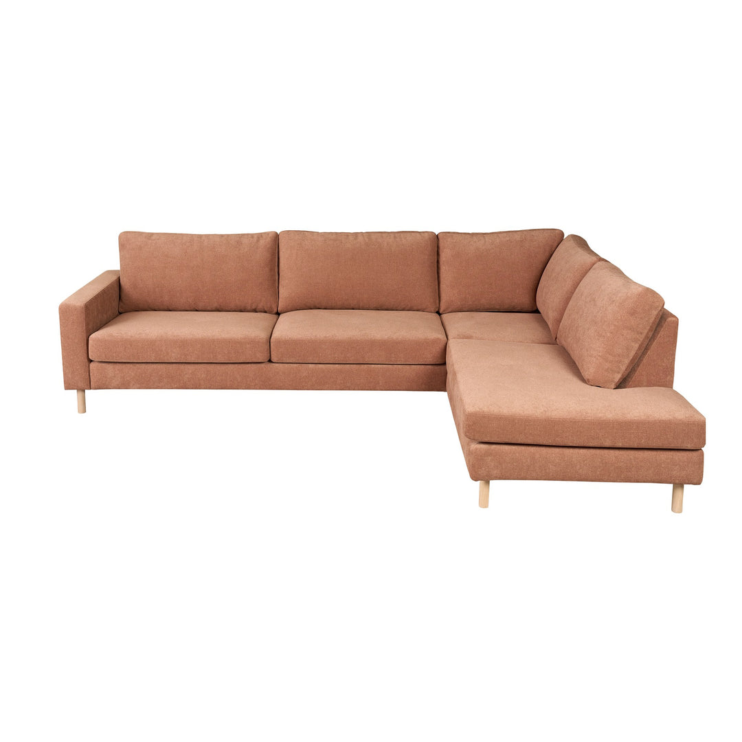 Hovden Bergamo sofa i terrakotta, 3-seter med åpen ende, vinklet mot hvit bakgrunn