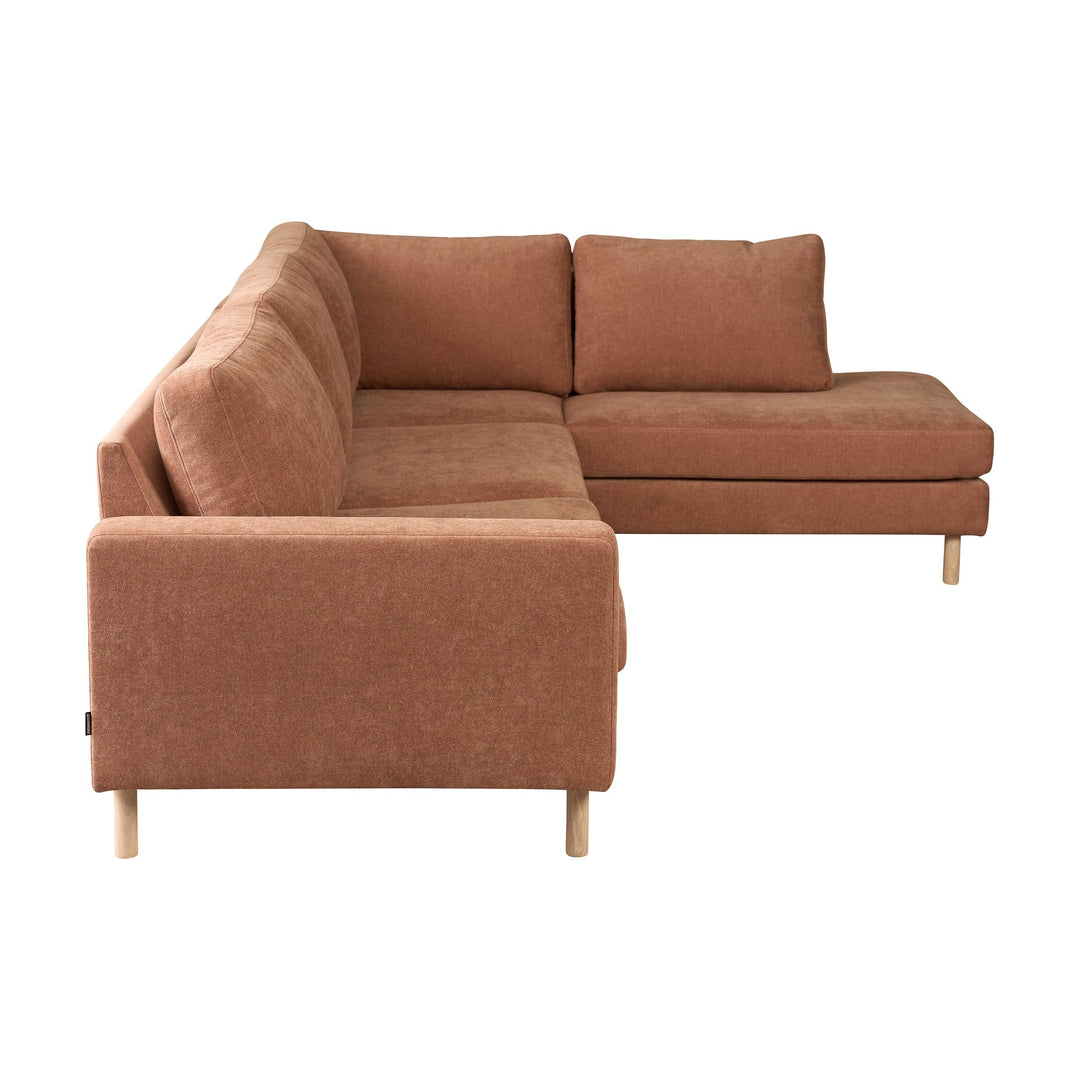 Hovden Bergamo sofa i terrakotta, 3-seter med åpen ende, sett skrått bakfra mot hvit bakgrunn