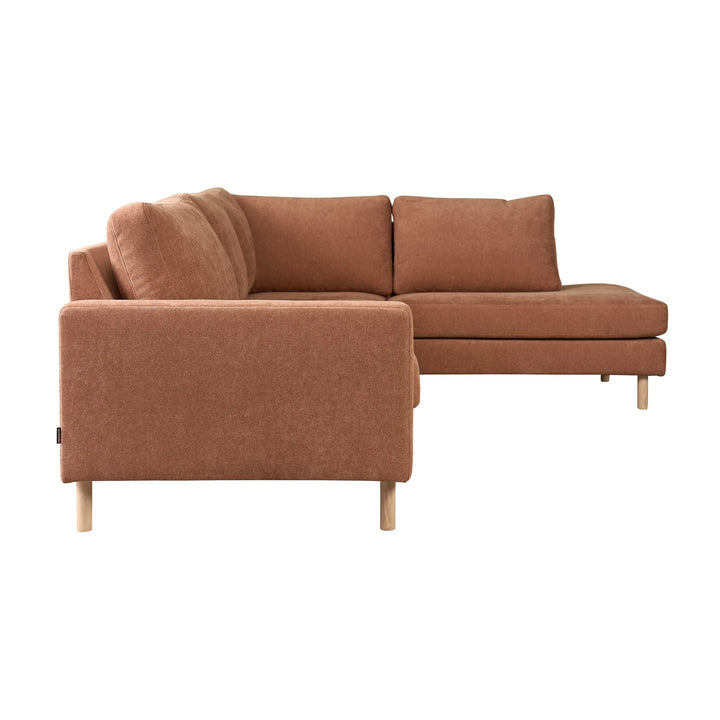 Hovden Bergamo sofa i terrakotta, 3-seter med åpen ende og treben, sett fra siden